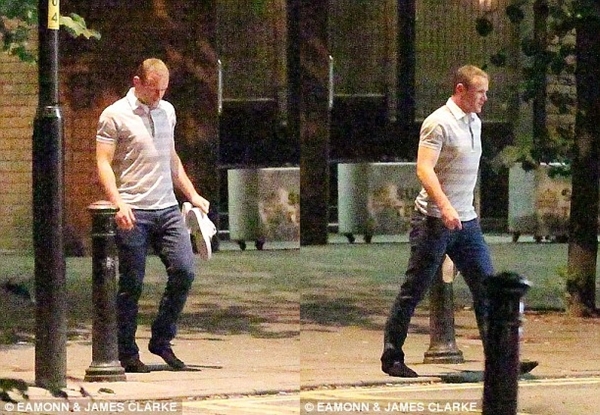 Rooney chân đất dạo phố lúc nửa đêm 2