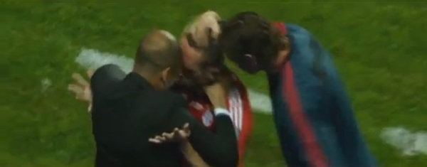 Sung sướng vì ghi bàn, Ribery chạy ra… “hôn” Guardiola? 2