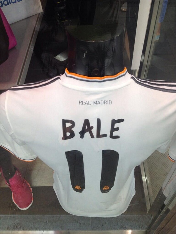 Các shop tại Madrid đồng loạt xuất hiện áo đấu của Gareth Bale 2