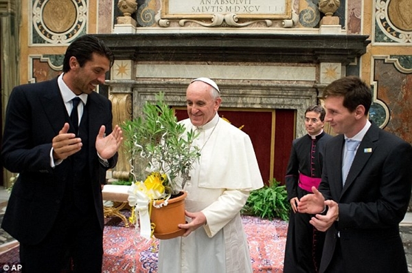 Giáo hoàng Pope Francis ân cần dạy bảo Balotelli và Messi  1