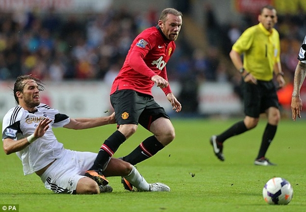 Bằng chứng cho thấy Rooney đang bị c&ocirc; lập bởi đồng đội 1