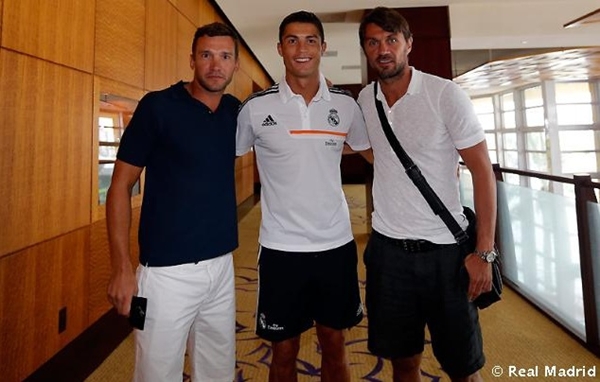 Maldini, Shevchenko tươi tắn pose ảnh cùng Ronaldo 5