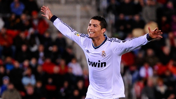 Messi "vừa đấm vừa xoa" k&igrave;nh địch Cristiano Ronaldo 2