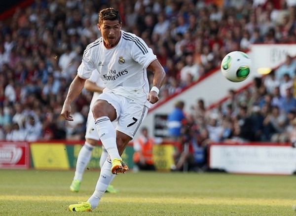 Chân trái rướm máu, Ronaldo vẫn “hết mình” trước Chelsea 3