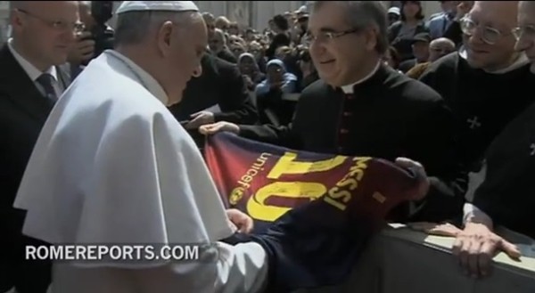 Giáo hoàng Pope Francis ân cần dạy bảo Balotelli và Messi  4