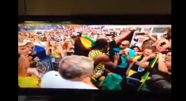 Vì tình yêu với MU, Usain Bolt đuổi thẳng cổ fan Barca 1