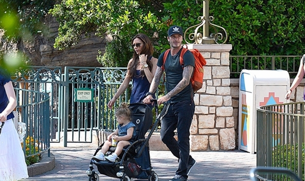 Harper Beckham cưỡi ngựa gỗ cùng bố Becks 8