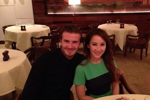 Để b&agrave; x&atilde; ở nh&agrave;, Beckham đi ăn tối v&agrave; tặng qu&agrave; người đẹp Hong Kong 4