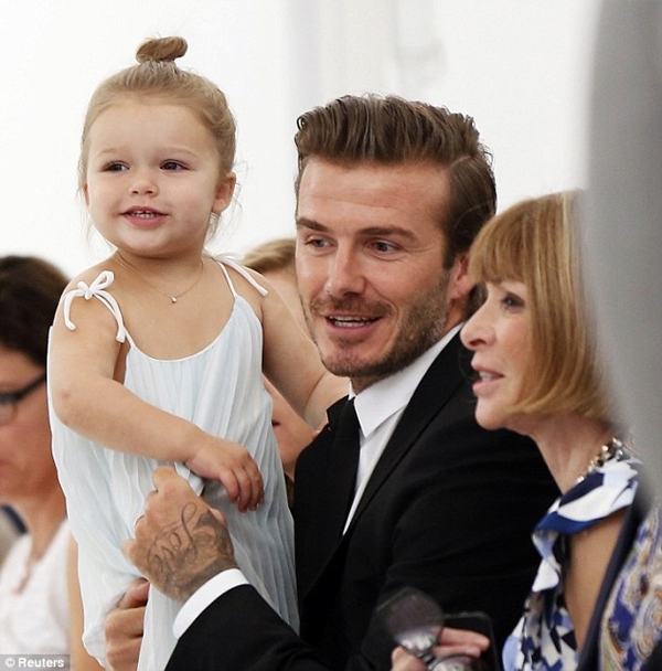 Harper Seven thoải mái đùa nghịch trong vòng tay bố Beckham 1