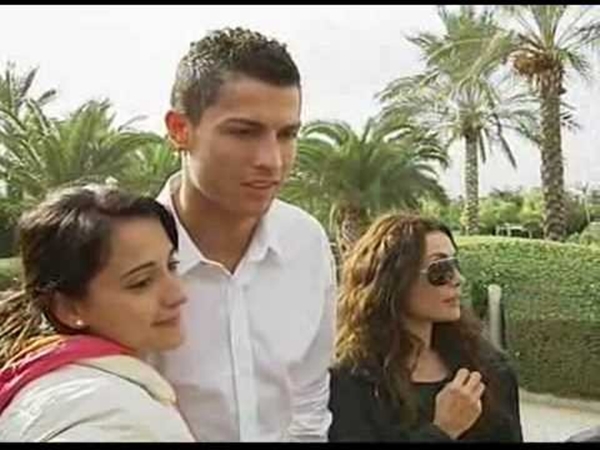 Ronaldo và những khoảnh khắc tình cảm bên fan 12