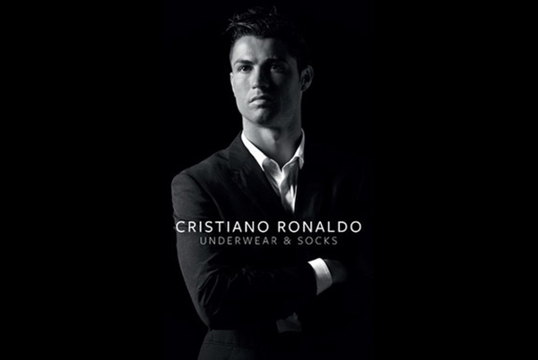Cristiano Ronaldo lột đồ "khoe" quần lót tự tay thiết kế 2