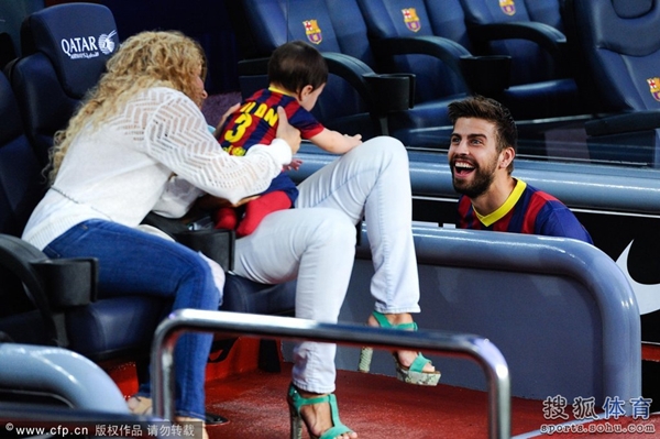 Bé Milan Pique theo mẹ Shakira đến cổ vũ bố đá bóng 5