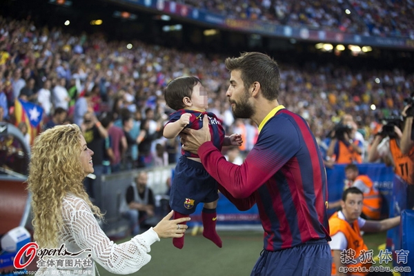 Bé Milan Pique theo mẹ Shakira đến cổ vũ bố đá bóng 6