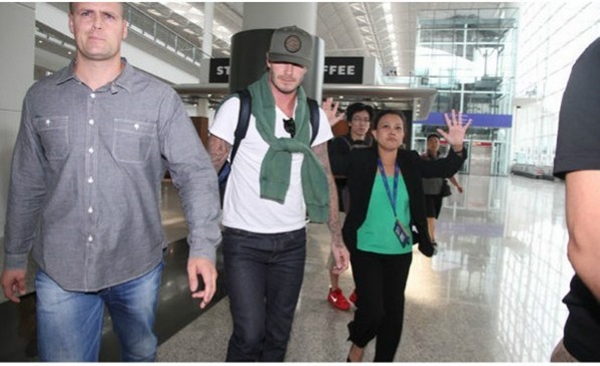 Để b&agrave; x&atilde; ở nh&agrave;, Beckham đi ăn tối v&agrave; tặng qu&agrave; người đẹp Hong Kong 3