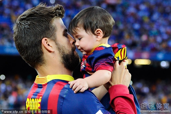 Bé Milan Pique theo mẹ Shakira đến cổ vũ bố đá bóng 7