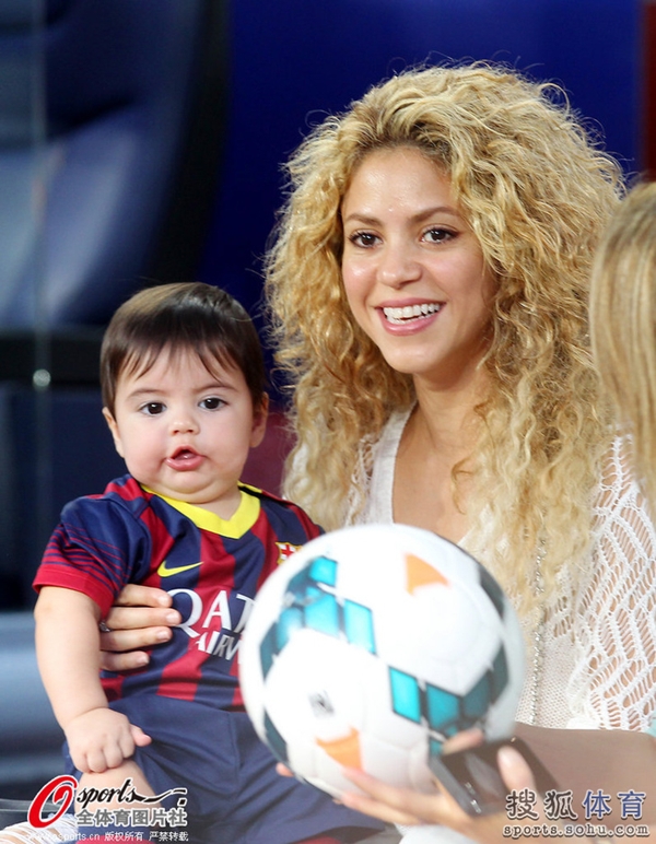 Bé Milan Pique theo mẹ Shakira đến cổ vũ bố đá bóng 4