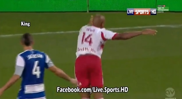 Thierry Henry nhảy nhót, lắc mông trêu tức trọng tài 3