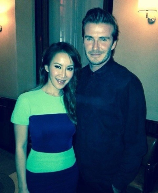 Để b&agrave; x&atilde; ở nh&agrave;, Beckham đi ăn tối v&agrave; tặng qu&agrave; người đẹp Hong Kong 7