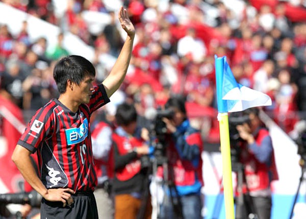 Công Vinh giúp Sapporo bán áo đấu "đắt như tôm tươi" 1