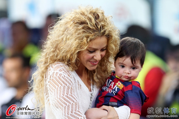 Bé Milan Pique theo mẹ Shakira đến cổ vũ bố đá bóng 1