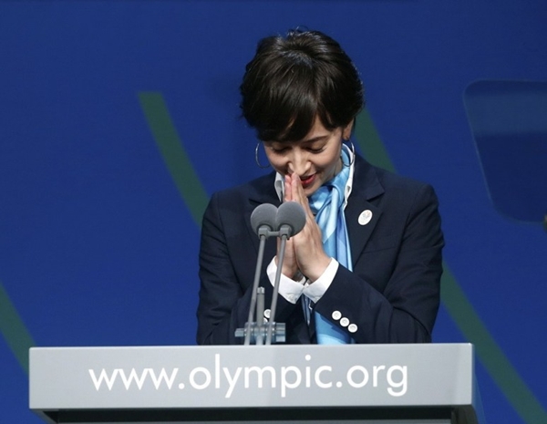 Nữ MC lai xinh đẹp bật khóc sau khi nước nhà giành quyền đăng cai Olympic 2020 14
