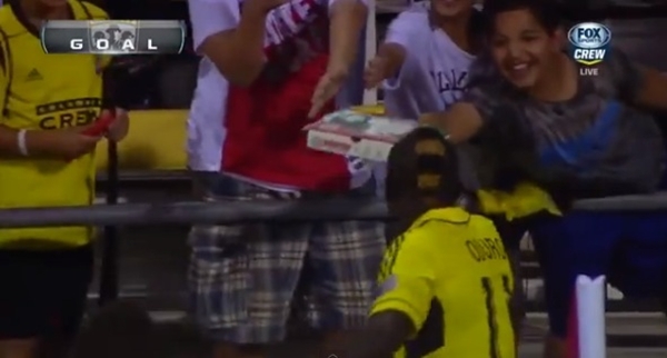 Hài hước: Ghi bàn, cầu thủ được thưởng nóng… pizza ngay trên sân 2