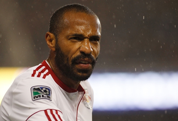 Thierry Henry nhảy nhót, lắc mông trêu tức trọng tài 1