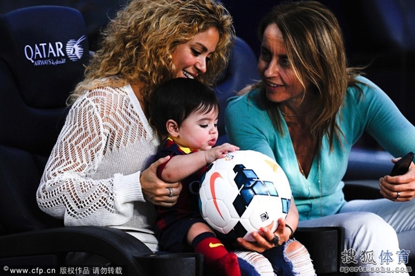 Bé Milan Pique theo mẹ Shakira đến cổ vũ bố đá bóng 2