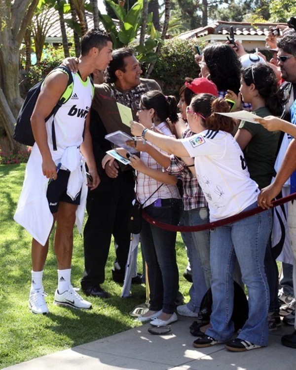 Ronaldo và những khoảnh khắc tình cảm bên fan 6