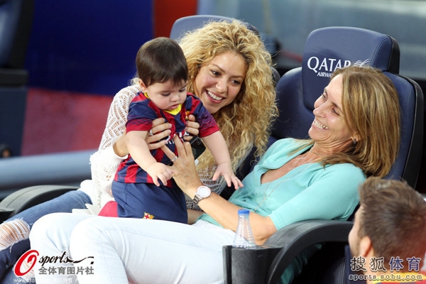 Bé Milan Pique theo mẹ Shakira đến cổ vũ bố đá bóng 3