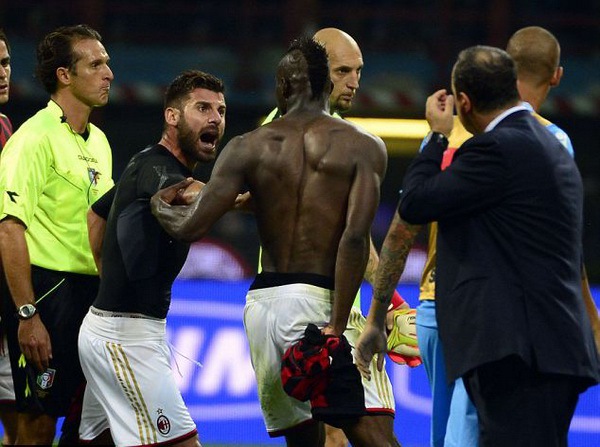 Bị cấm thi đấu, Balotelli vẫn “tung tăng” đi chơi cùng bạn gái 1