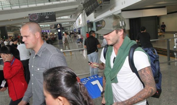 Để b&agrave; x&atilde; ở nh&agrave;, Beckham đi ăn tối v&agrave; tặng qu&agrave; người đẹp Hong Kong 2