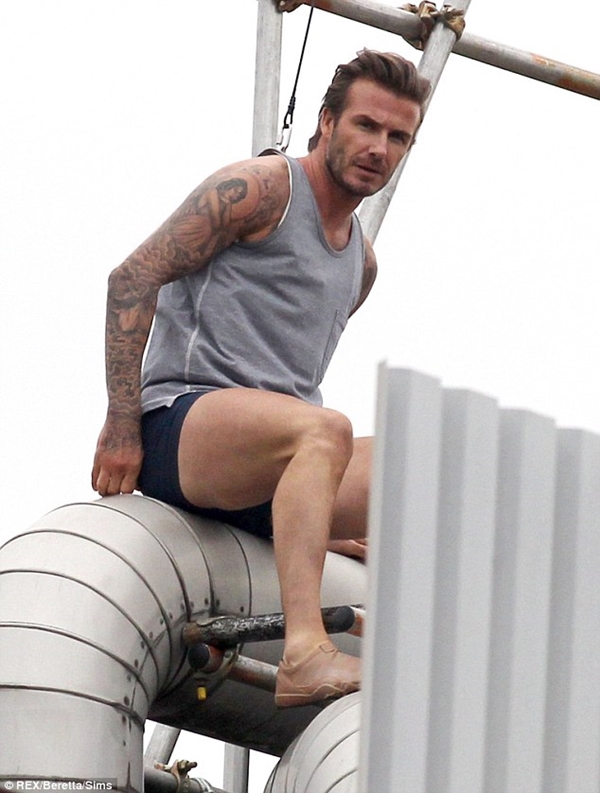 Beckham leo trèo trên mái nhà với "style" quần lót, áo ba lỗ 1