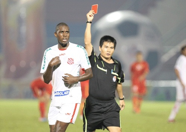 Hài hước trọng tài Việt Nam rút thẻ đỏ đuổi nhầm cầu thủ 1
