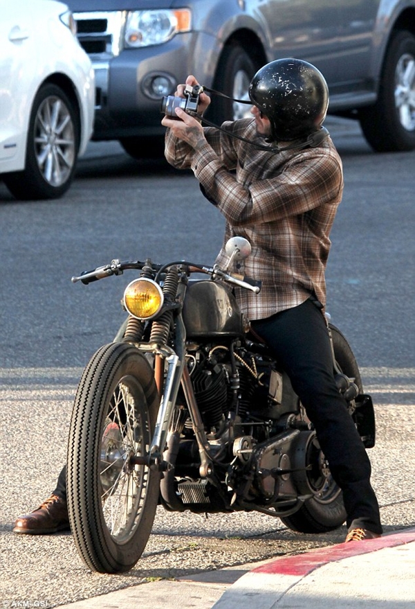 Beckham bụi bặm dạo phố và chụp ảnh trên siêu mô tô 2