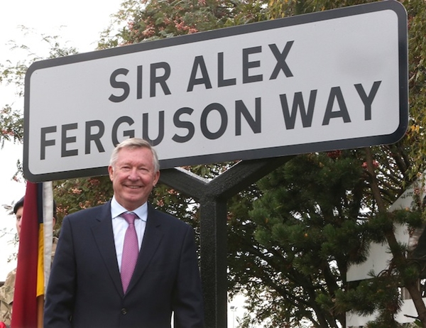 Xe của David Moyes bất ngờ “chết máy” trên con đường mang tên Sir Alex 1