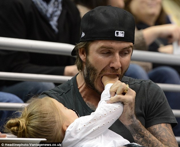Ngộ nghĩnh loạt ảnh Beckham gặm tay, tranh bú ti giả của bé Harper Seven 1