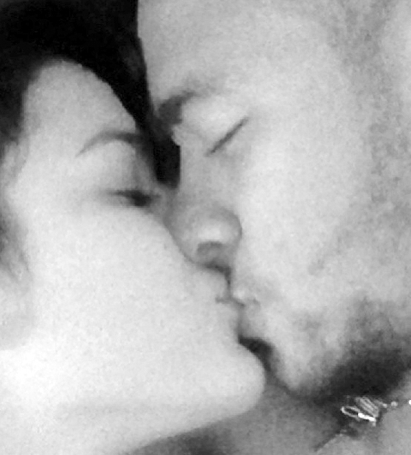Neymar và bạn gái liên tục “yêu xa” qua mạng 3