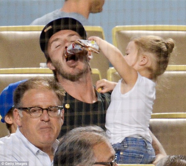 Ngộ nghĩnh loạt ảnh Beckham gặm tay, tranh bú ti giả của bé Harper Seven 4