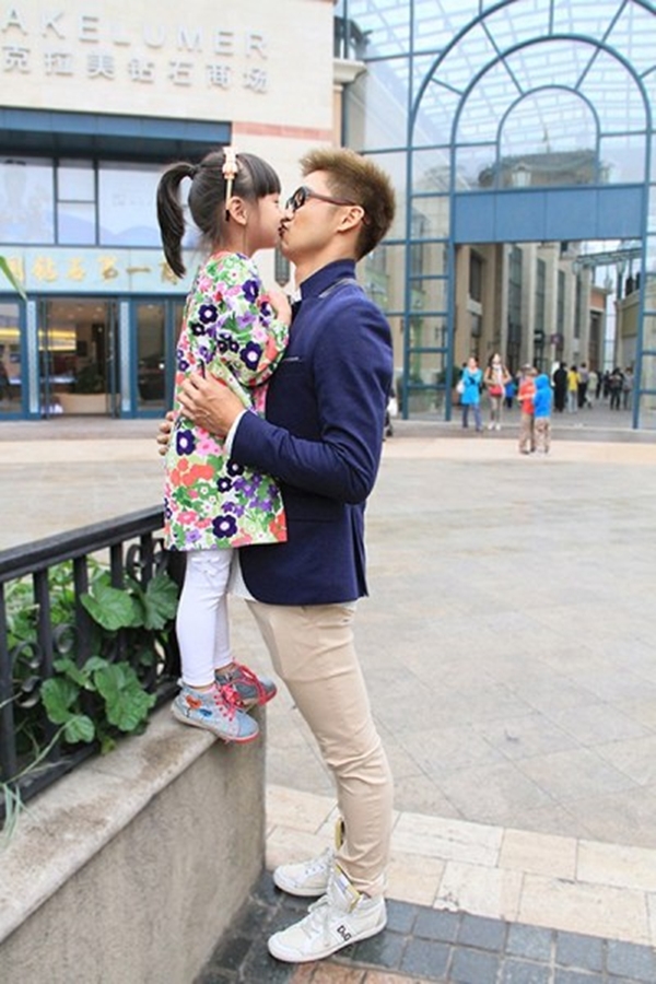 Cựu hot boy thể thao Trung Quốc ôm hôn con gái cực tình cảm trên phố 2