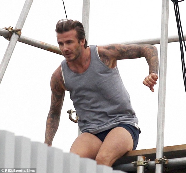 Beckham leo trèo trên mái nhà với "style" quần lót, áo ba lỗ 2