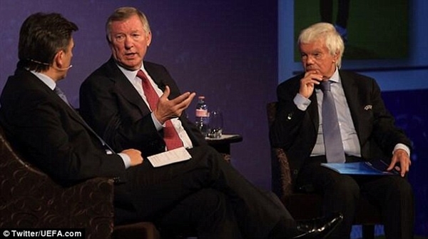 Sir Alex rạng rỡ trên con đường mang tên mình 7