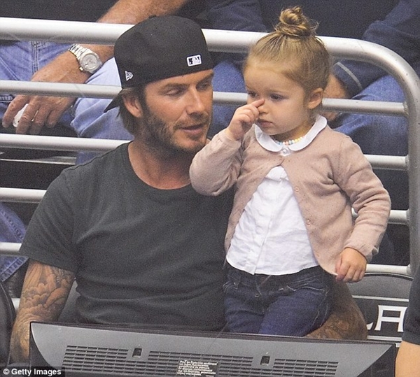 Ngộ nghĩnh loạt ảnh Beckham gặm tay, tranh bú ti giả của bé Harper Seven 7
