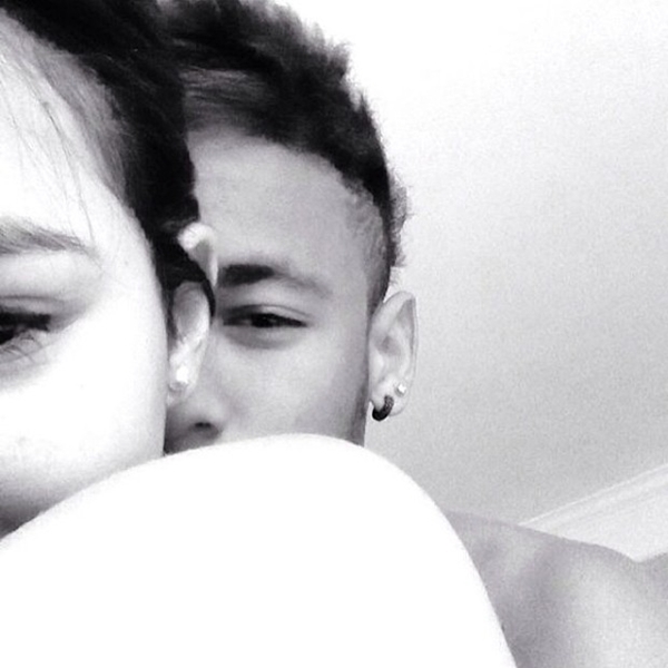 Neymar và bạn gái liên tục “yêu xa” qua mạng 2