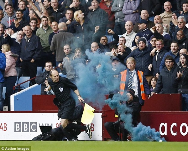  Trọng tài biên bị CĐV Tottenham “ném bom” ngay trên sân 2