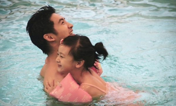 Cựu hot boy thể thao Trung Quốc ôm hôn con gái cực tình cảm trên phố 13