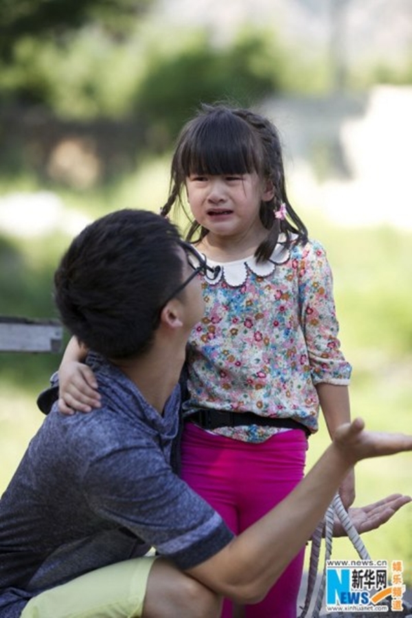 Cựu hot boy thể thao Trung Quốc ôm hôn con gái cực tình cảm trên phố 14