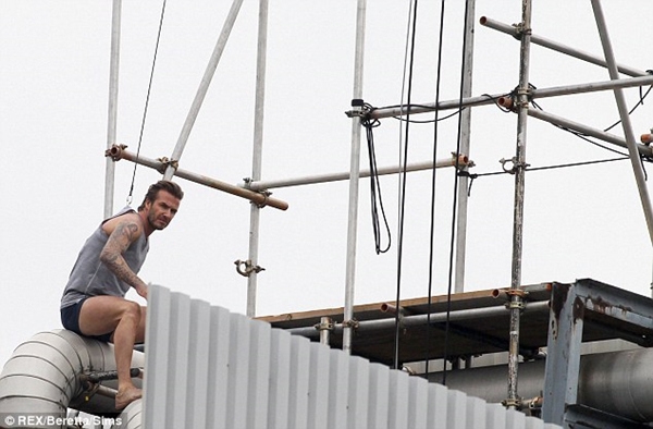 Beckham leo trèo trên mái nhà với "style" quần lót, áo ba lỗ 5