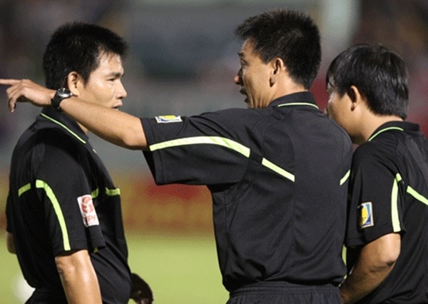 Hài hước trọng tài Việt Nam rút thẻ đỏ đuổi nhầm cầu thủ 3
