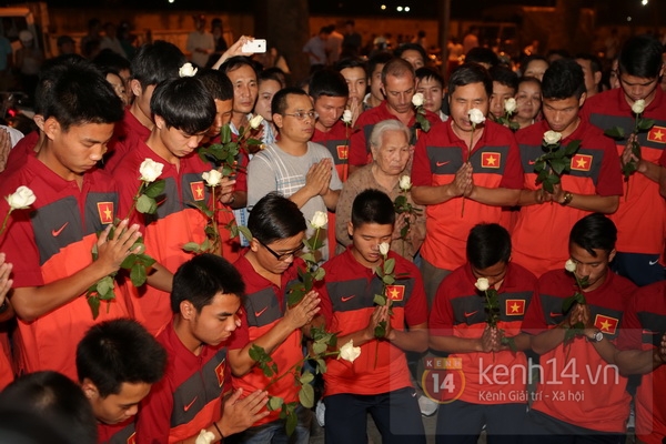 U19 Việt Nam kính cẩn quỳ trước cửa nhà Đại tướng Võ Nguyên Giáp 18